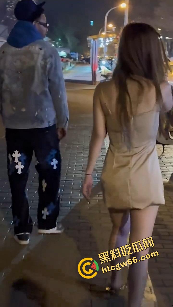 三里屯白皮骚集美和黑人约会翻车，被男同胞调侃起冲突，巴西牛排自己送逼上门，等着大鸡巴爆操！-11