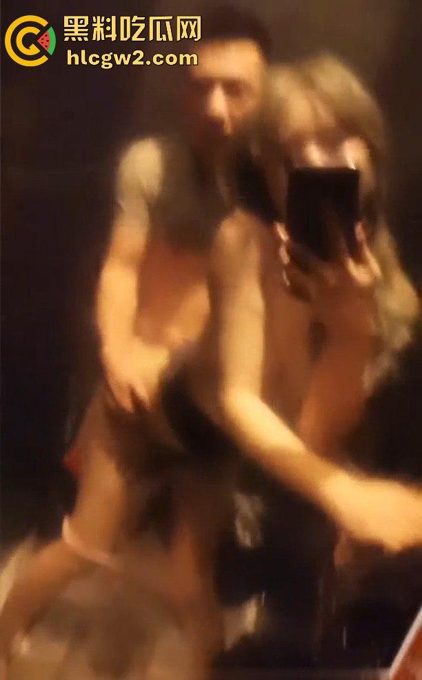 大连酒吧厕所口交啪啪大戏,妹子来酒吧不是为了玩乐,而是为了带套勾引金主!瓜友爽翻天,妹子心机太深!-3