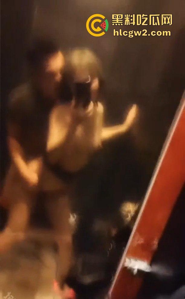 大连酒吧厕所口交啪啪大戏,妹子来酒吧不是为了玩乐,而是为了带套勾引金主!瓜友爽翻天,妹子心机太深!-9