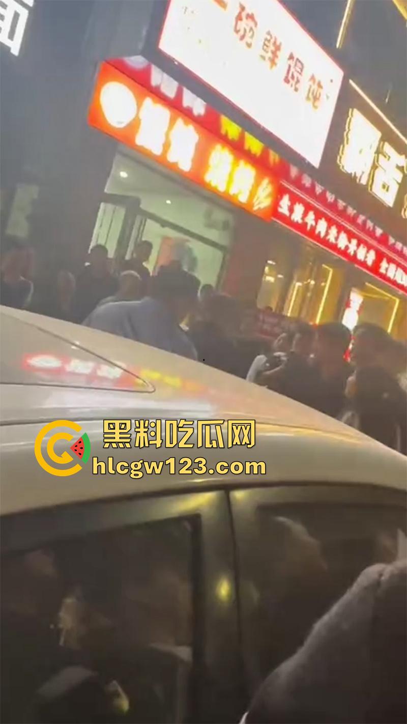 河南街拍女人打架，俩连衣裙性感闺蜜骚鸡，因客人大打出手，当街殴打对骂一群男人围观-1