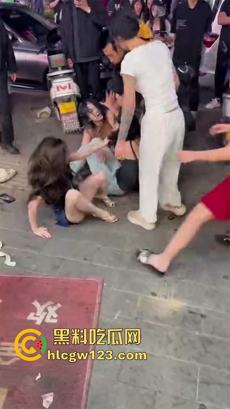 河南街拍女人打架，俩连衣裙性感闺蜜骚鸡，因客人大打出手，当街殴打对骂一群男人围观-2
