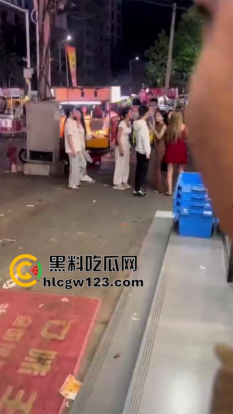 河南街拍女人打架，俩连衣裙性感闺蜜骚鸡，因客人大打出手，当街殴打对骂一群男人围观-6