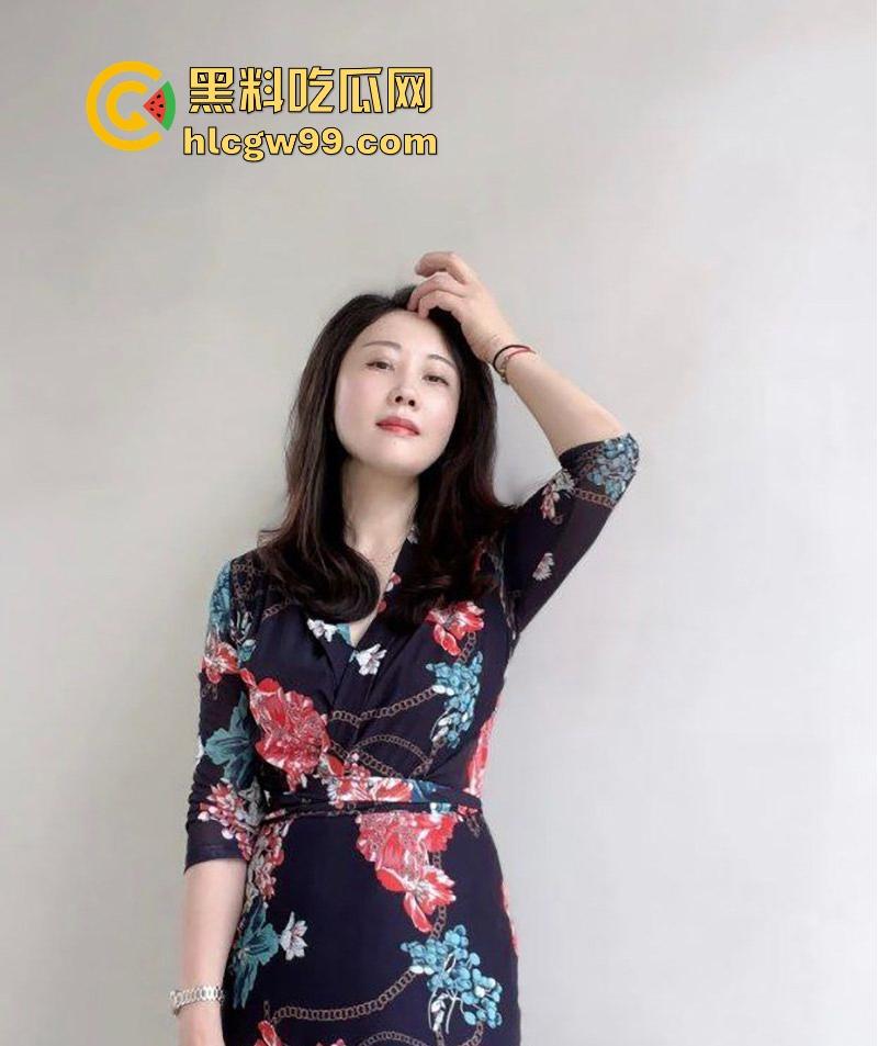 社交软件约啪气质少妇【泰亦怡】口交吃鸡后入骑乘样样精通，各种姿势来回变换，很有撸点！-2