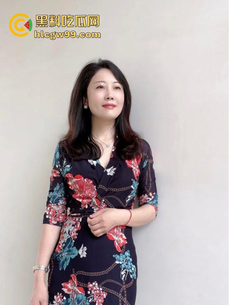 社交软件约啪气质少妇【泰亦怡】口交吃鸡后入骑乘样样精通，各种姿势来回变换，很有撸点！-3