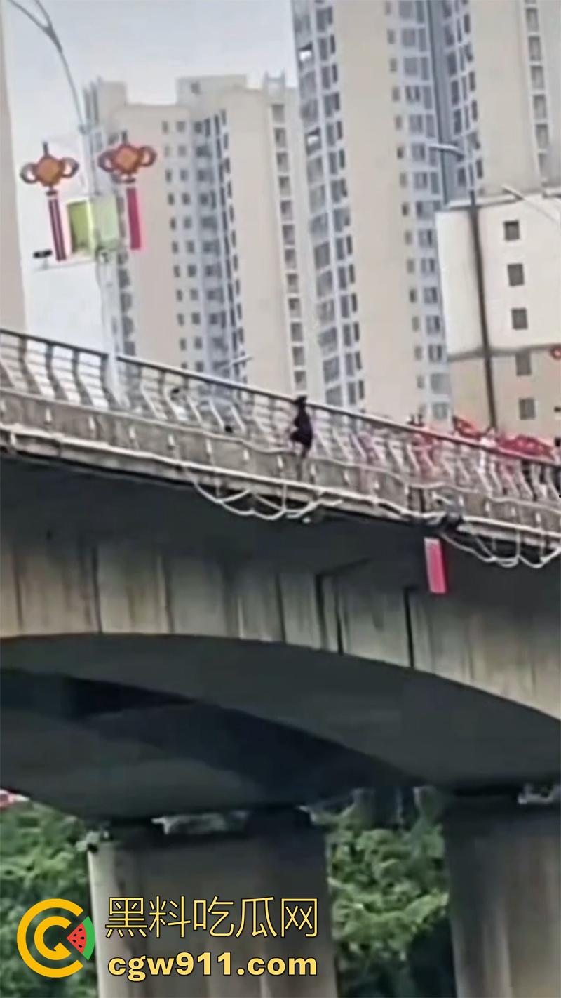 卲阳市新邵县资江二桥，女子被闺蜜出卖，酒后推销给大哥，想不到竟患上艾滋，跳河自杀被垃圾船救起！-3