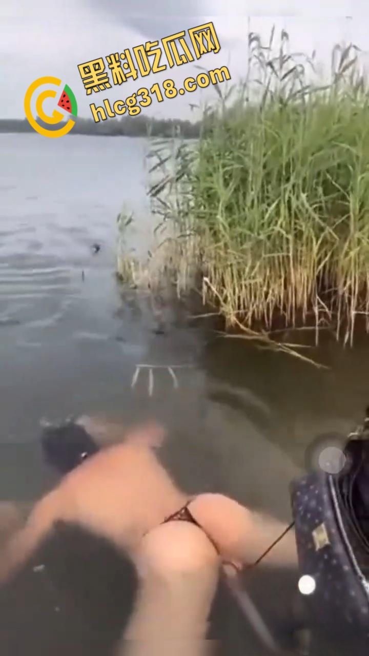 调教男奴最爽玩法，绳子栓鸡巴上下河游泳，这是遛鸟还是遛狗，不得不佩服老外的调教手段 ！-5