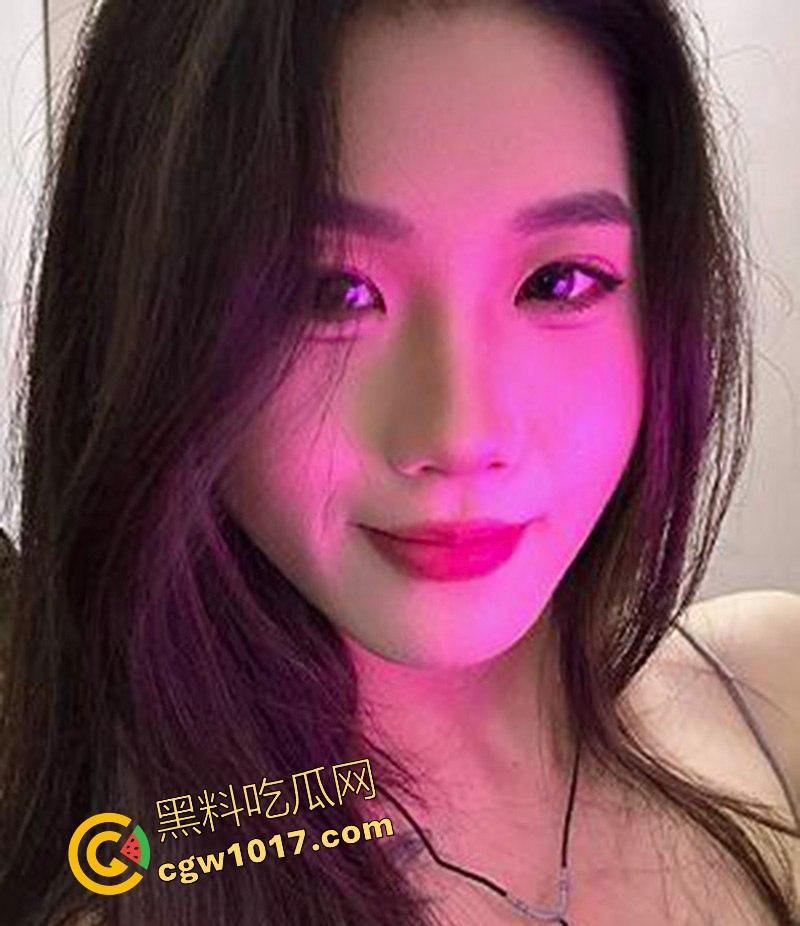 常州轻工大学饭堂激情一刻，JK清纯女大激情相吻，情到浓处直捅裙底骚逼，随后女生跪地疑似深喉口交，当我们不是人是吧！-2