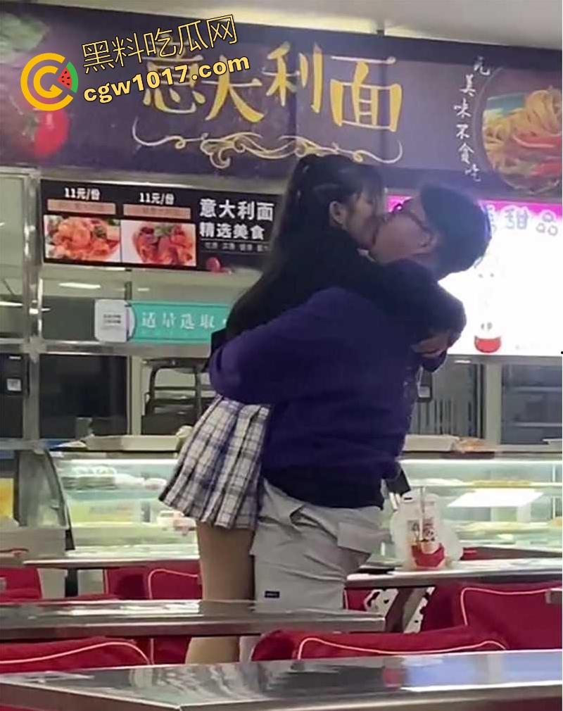 常州轻工大学饭堂激情一刻，JK清纯女大激情相吻，情到浓处直捅裙底骚逼，随后女生跪地疑似深喉口交，当我们不是人是吧！-9