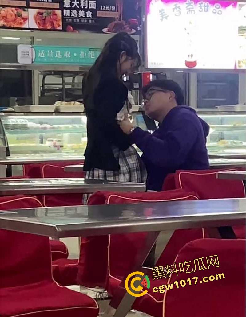 常州轻工大学饭堂激情一刻，JK清纯女大激情相吻，情到浓处直捅裙底骚逼，随后女生跪地疑似深喉口交，当我们不是人是吧！-10