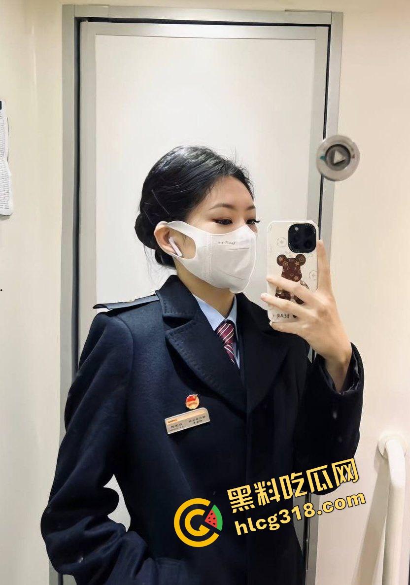 列车员姐姐下班就急着要,制服还没脱就在办公室楼道开操,裙子撩到腰上逼水顺着丝袜滴!-1