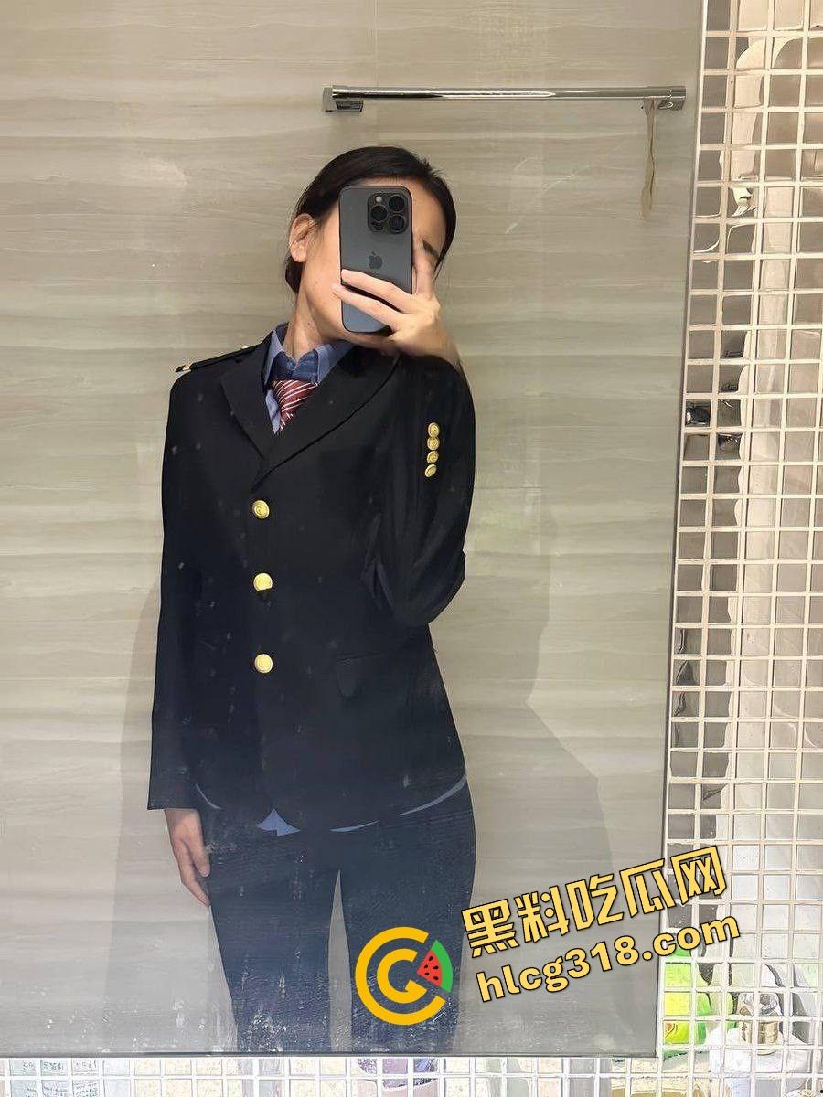 列车员姐姐下班就急着要,制服还没脱就在办公室楼道开操,裙子撩到腰上逼水顺着丝袜滴!-2