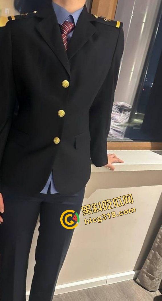 列车员姐姐下班就急着要,制服还没脱就在办公室楼道开操,裙子撩到腰上逼水顺着丝袜滴!-3