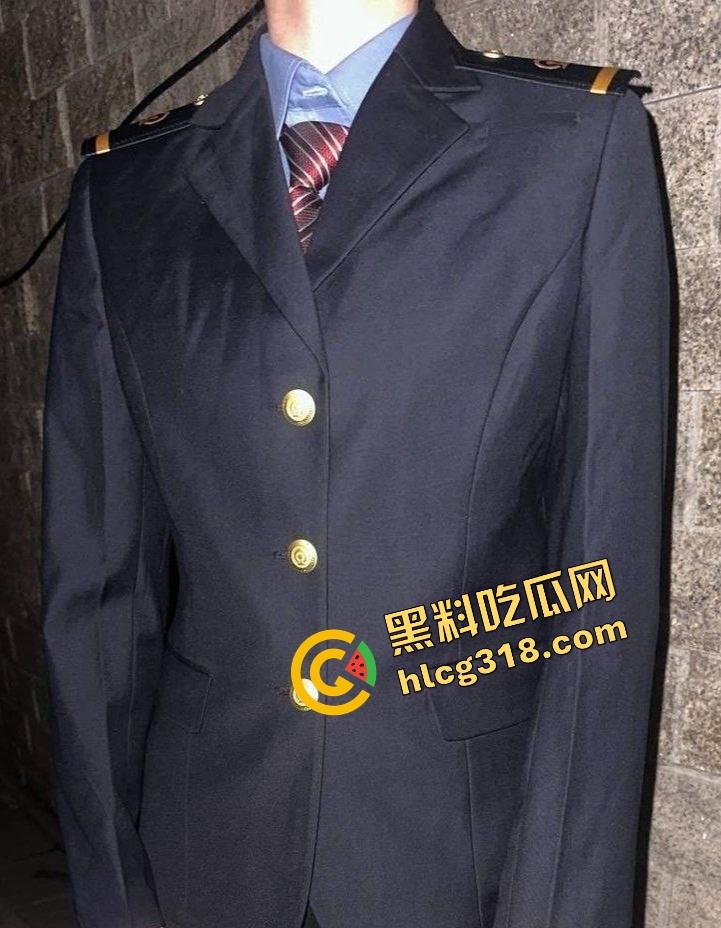 列车员姐姐下班就急着要,制服还没脱就在办公室楼道开操,裙子撩到腰上逼水顺着丝袜滴!-4