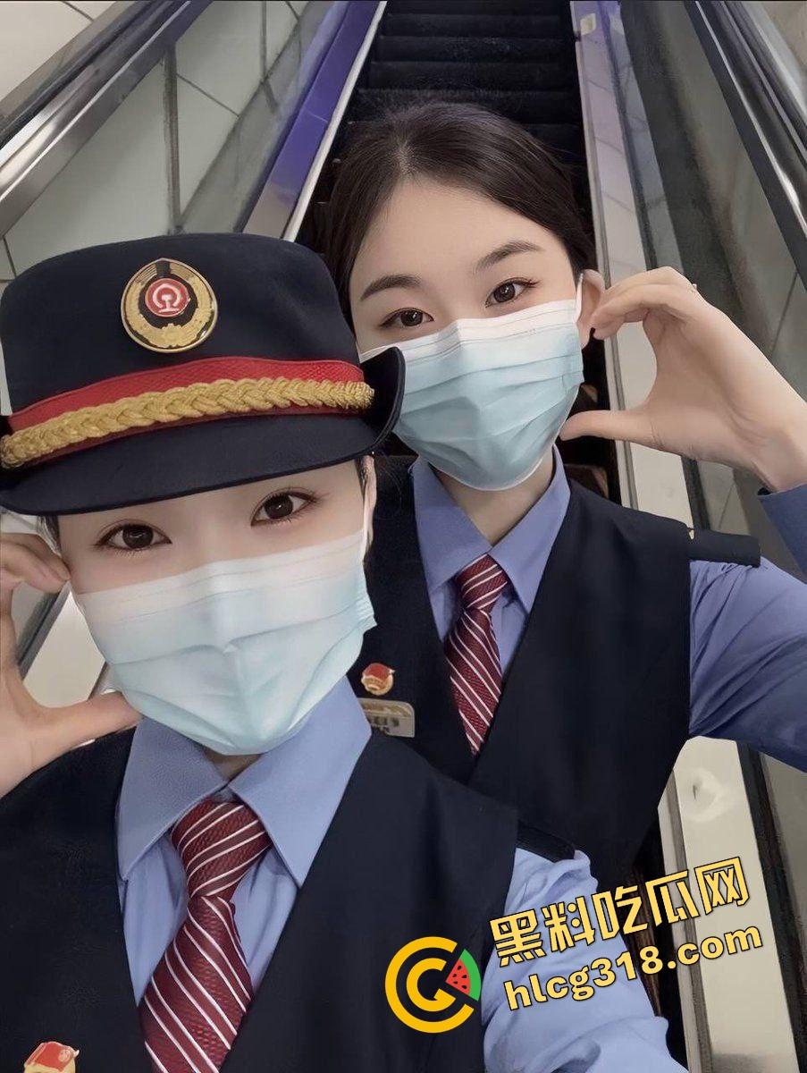 列车员姐姐下班就急着要,制服还没脱就在办公室楼道开操,裙子撩到腰上逼水顺着丝袜滴!-5