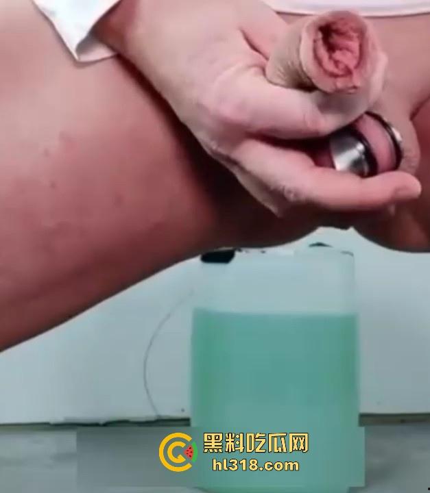 男人必看！国外猛男鸡鸡边长训练，挂30斤水桶将其拉长，每天三练每次两组，哥们是真的猛！-7