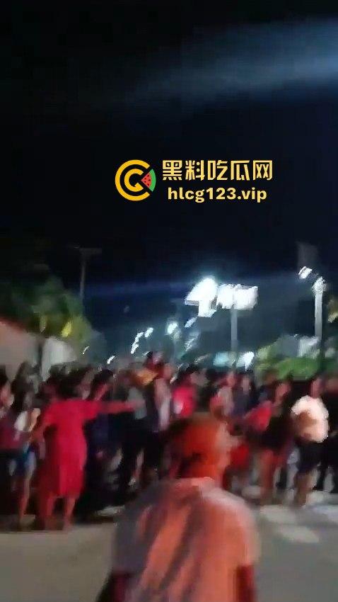 巴西强奸犯当场被烧成灰!群众直接打半死后淋汽油点火,原地火化省事儿,咖喱哥们该效仿了!-1