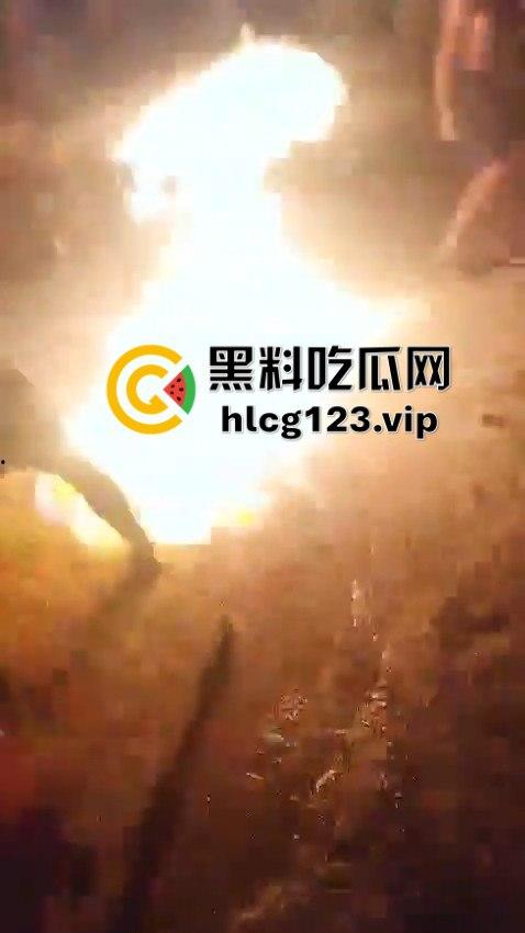 巴西强奸犯当场被烧成灰!群众直接打半死后淋汽油点火,原地火化省事儿,咖喱哥们该效仿了!-2