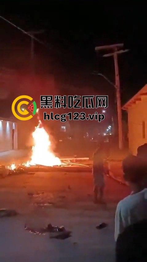 巴西强奸犯当场被烧成灰!群众直接打半死后淋汽油点火,原地火化省事儿,咖喱哥们该效仿了!-3