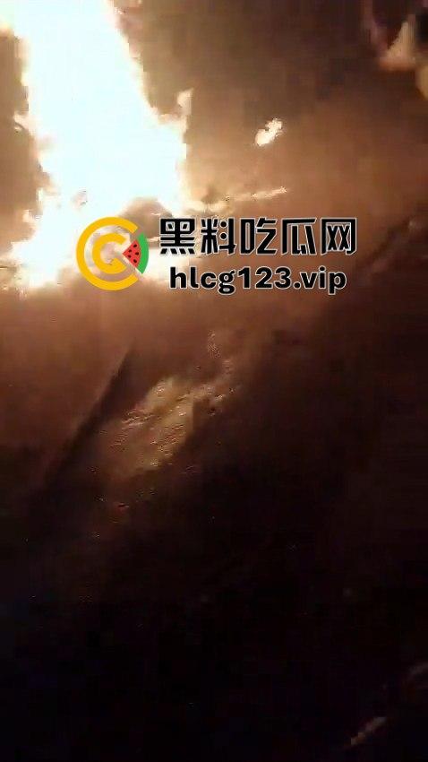 巴西强奸犯当场被烧成灰!群众直接打半死后淋汽油点火,原地火化省事儿,咖喱哥们该效仿了!-4