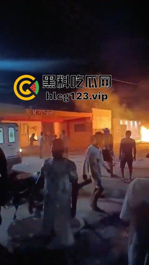 巴西强奸犯当场被烧成灰!群众直接打半死后淋汽油点火,原地火化省事儿,咖喱哥们该效仿了!-5