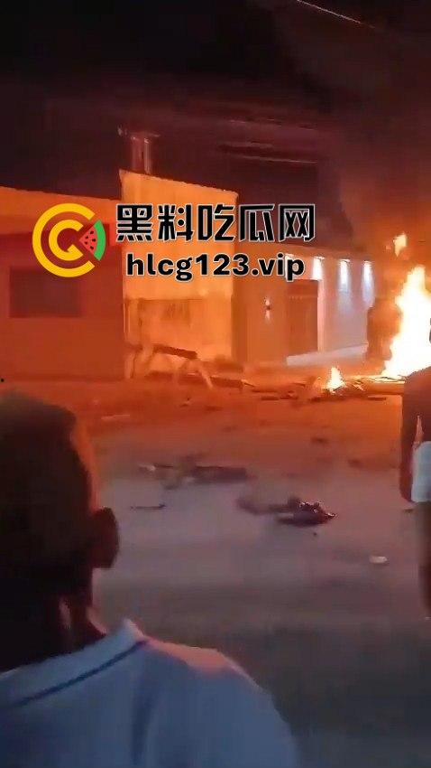 巴西强奸犯当场被烧成灰!群众直接打半死后淋汽油点火,原地火化省事儿,咖喱哥们该效仿了!-6