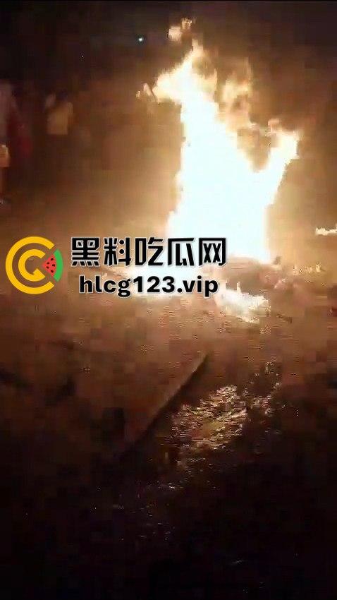 巴西强奸犯当场被烧成灰!群众直接打半死后淋汽油点火,原地火化省事儿,咖喱哥们该效仿了!-8