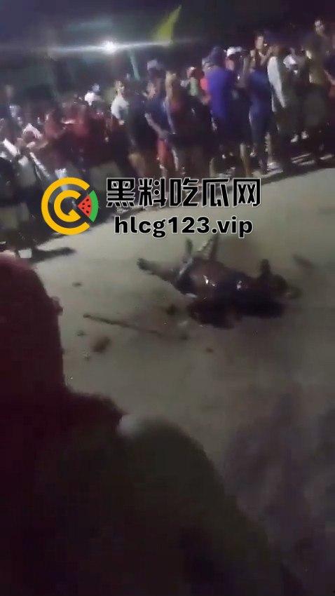 巴西强奸犯当场被烧成灰!群众直接打半死后淋汽油点火,原地火化省事儿,咖喱哥们该效仿了!-9