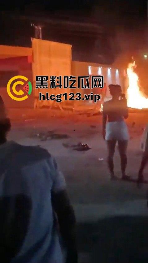 巴西强奸犯当场被烧成灰!群众直接打半死后淋汽油点火,原地火化省事儿,咖喱哥们该效仿了!-12