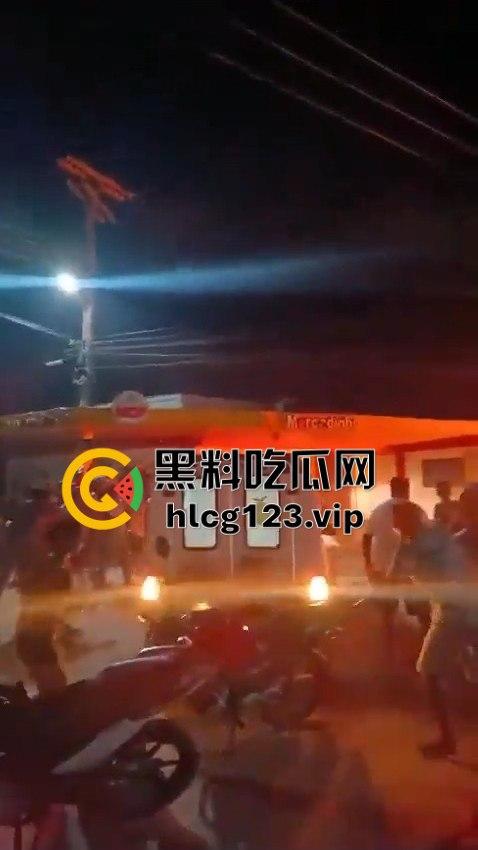 巴西强奸犯当场被烧成灰!群众直接打半死后淋汽油点火,原地火化省事儿,咖喱哥们该效仿了!-13