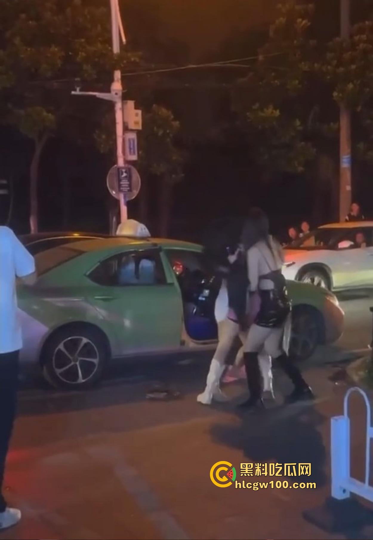 TS街头大战为了抢出租车,小姐姐打得像古惑仔,但声音竟然超出预期,让人笑喷了!-2