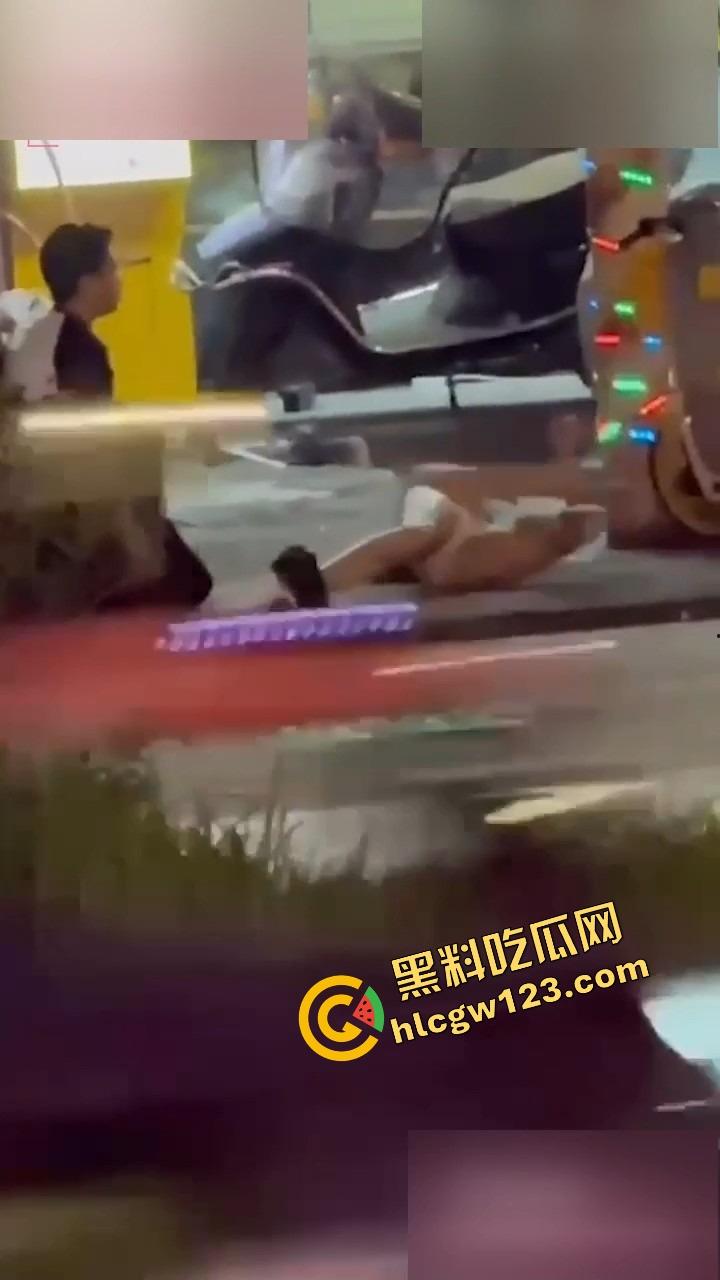 成都街头全裸游街，小仙女争吵气疯脱光逼毛迎风乱飘，路人目睹全程，男友吓跪喊妈！-3