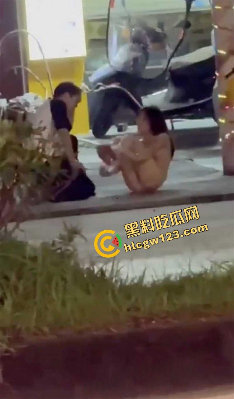 成都街头全裸游街，小仙女争吵气疯脱光逼毛迎风乱飘，路人目睹全程，男友吓跪喊妈！-10