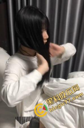 大一新生勾搭体育生狂野约炮！口活熟练吞精如神，多角度偷拍完事后还喝益生菌补精！-1