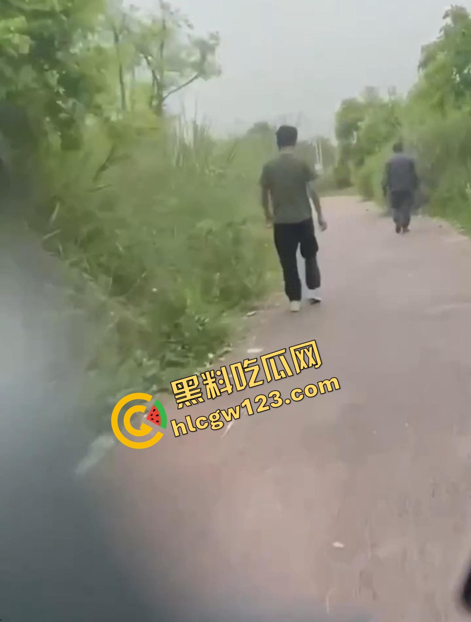 成都套套乐园,公园秒变野战广场,满地套套卫生纸,三步一个套五步一滩汁,精子浇灌绿化带!-9