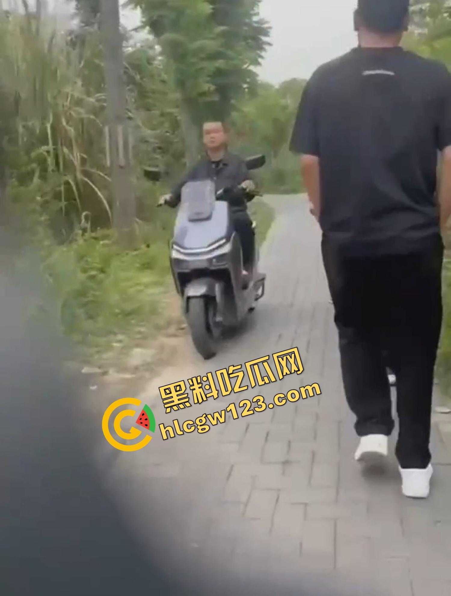 成都套套乐园,公园秒变野战广场,满地套套卫生纸,三步一个套五步一滩汁,精子浇灌绿化带!-10