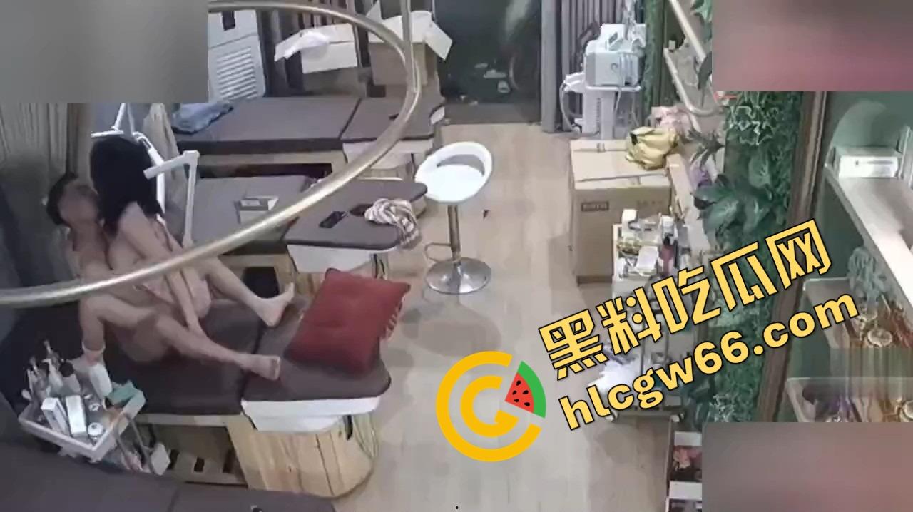 美容店老板娘下班关店偷情，精壮情夫在按摩床上暴干半小时，奶子晃飞骚水淌地、床都快操散架了！-6