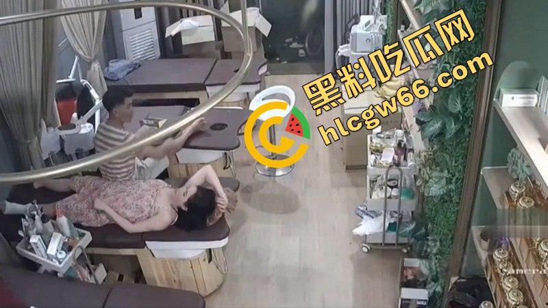 美容店老板娘下班关店偷情，精壮情夫在按摩床上暴干半小时，奶子晃飞骚水淌地、床都快操散架了！-12