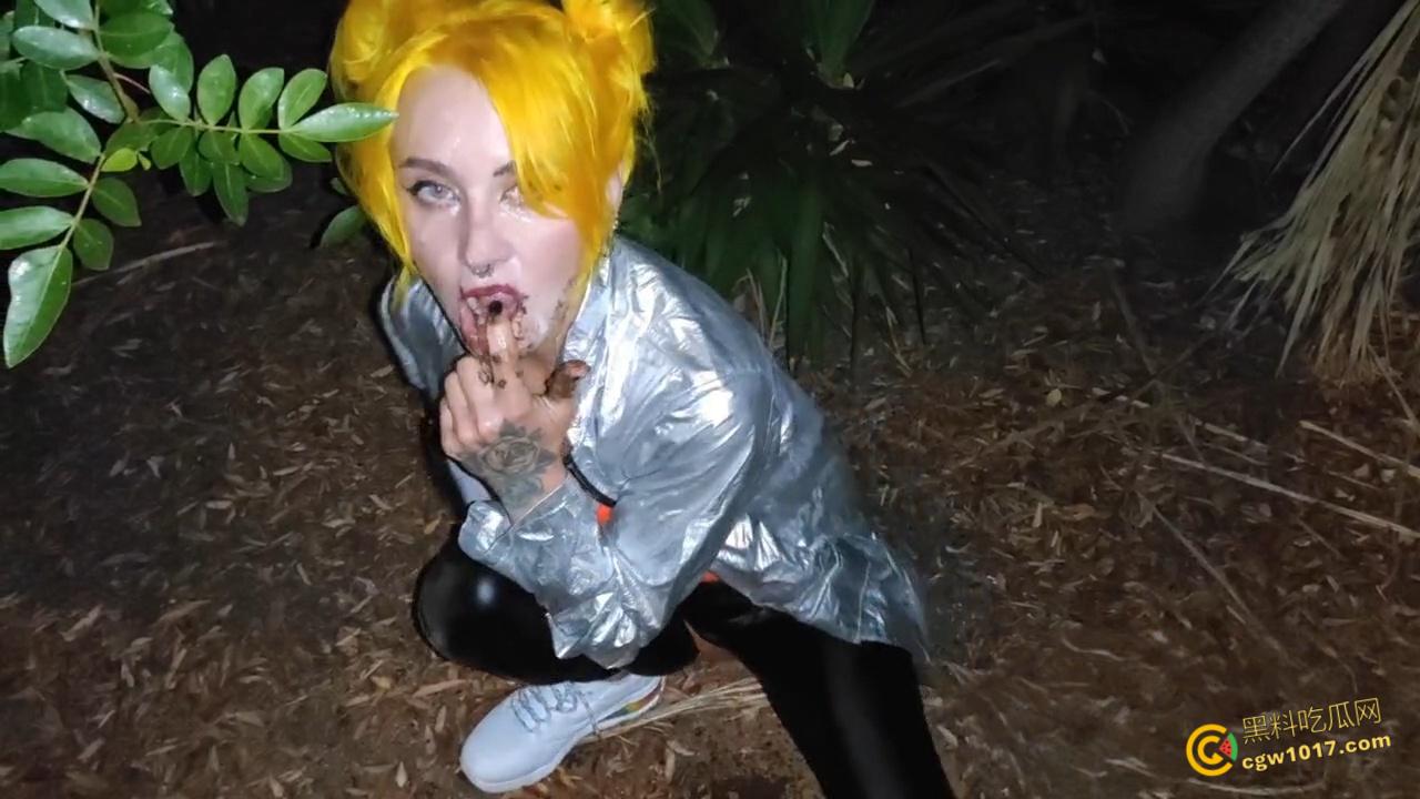 重口预警！欧美黄发妹子【ForestWhore】调教视频泄密，户外吃垃圾舔食地上瓜子壳，还拿泥巴涂逼逼！-4