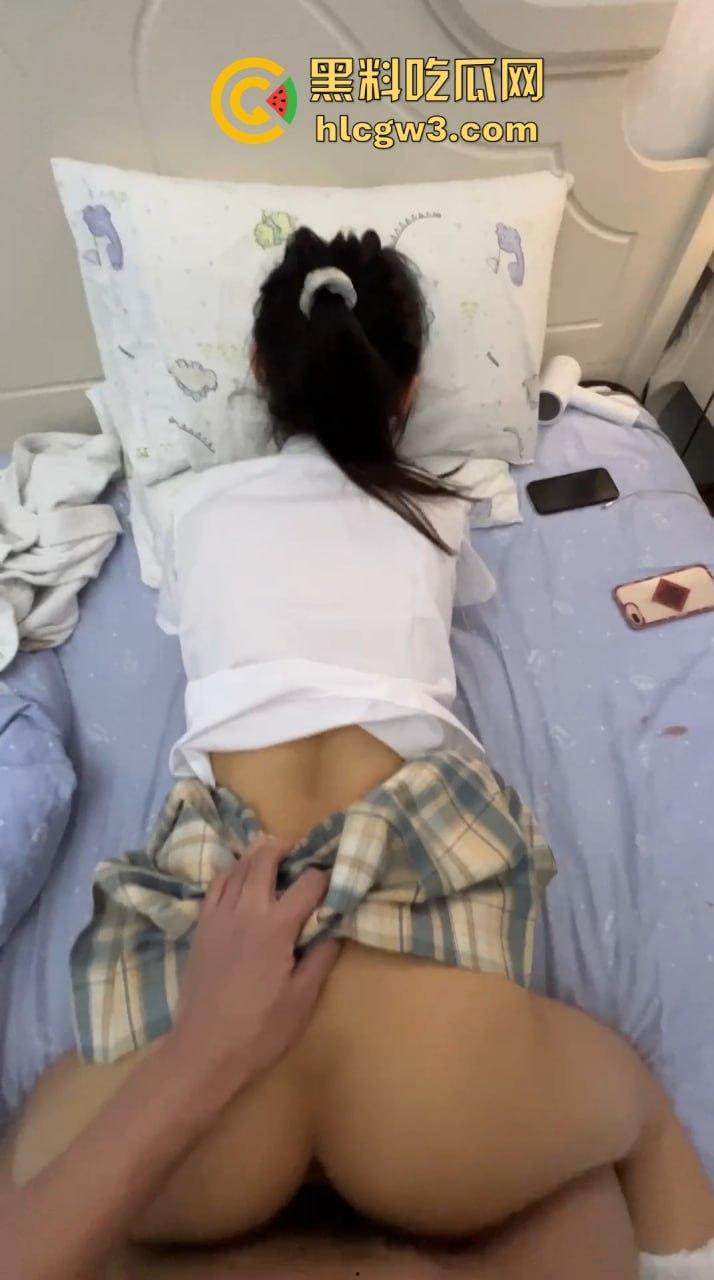 快手清纯嫩妹【婉莹莹】黑白丝袜足交视频流出！摄影超清画质让你感受撩人沉浸式体验细节！-10