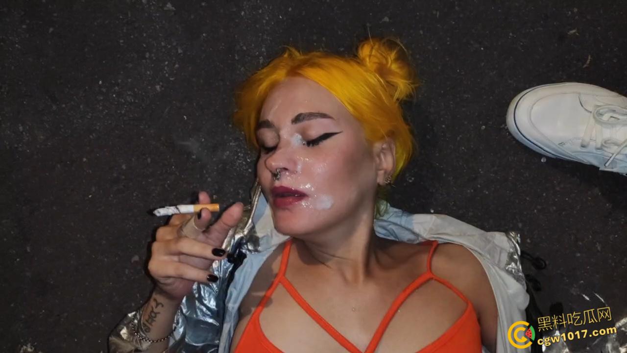 重口预警！欧美黄发妹子【ForestWhore】调教视频泄密，户外吃垃圾舔食地上瓜子壳，还拿泥巴涂逼逼！-8