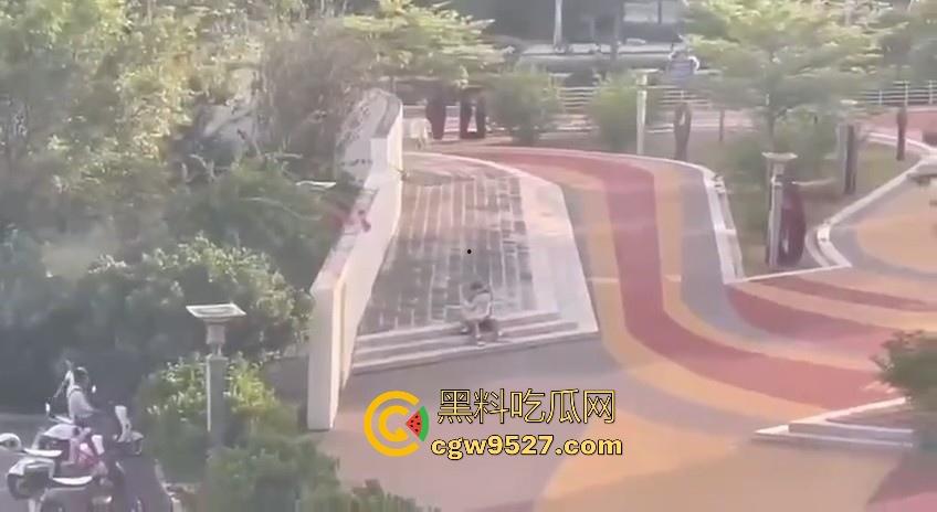 广东轻工职业技术职业学院，大胆情侣校园大胆户外做爱，完全无视众人，激情骑乘，年轻人会玩！-5