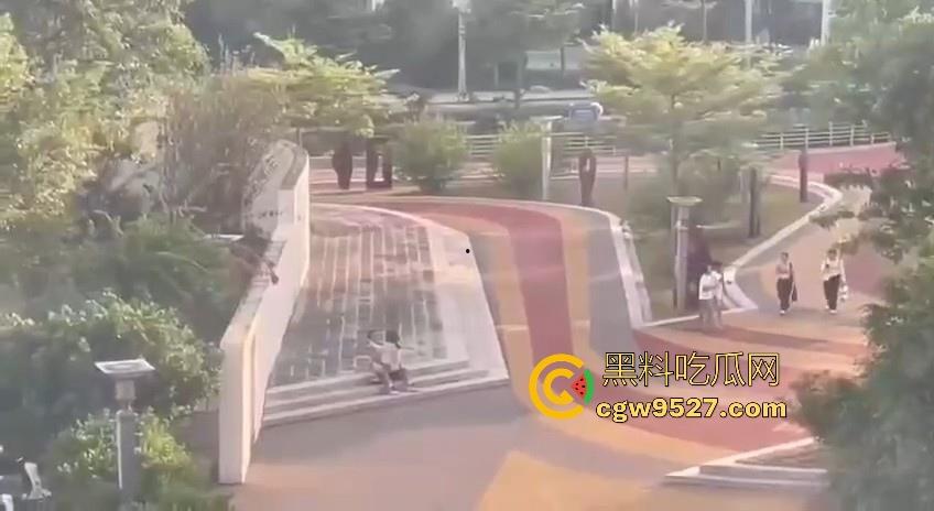 广东轻工职业技术职业学院，大胆情侣校园大胆户外做爱，完全无视众人，激情骑乘，年轻人会玩！-6
