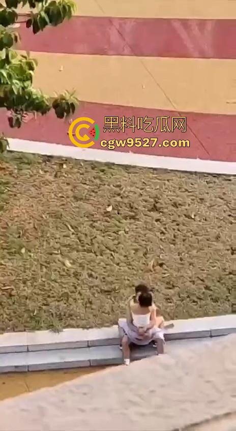 广东轻工职业技术职业学院，大胆情侣校园大胆户外做爱，完全无视众人，激情骑乘，年轻人会玩！-8