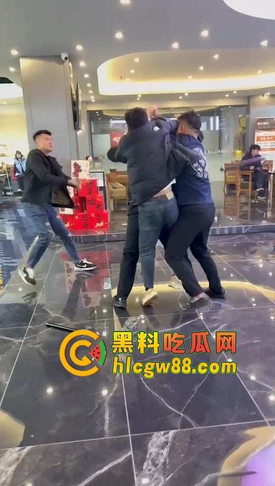 石家庄台球厅惊现羞耻格斗，3个小壮年打架上头 不光揍人 还直接扒裤子 多少有点冒昧了吧？-1