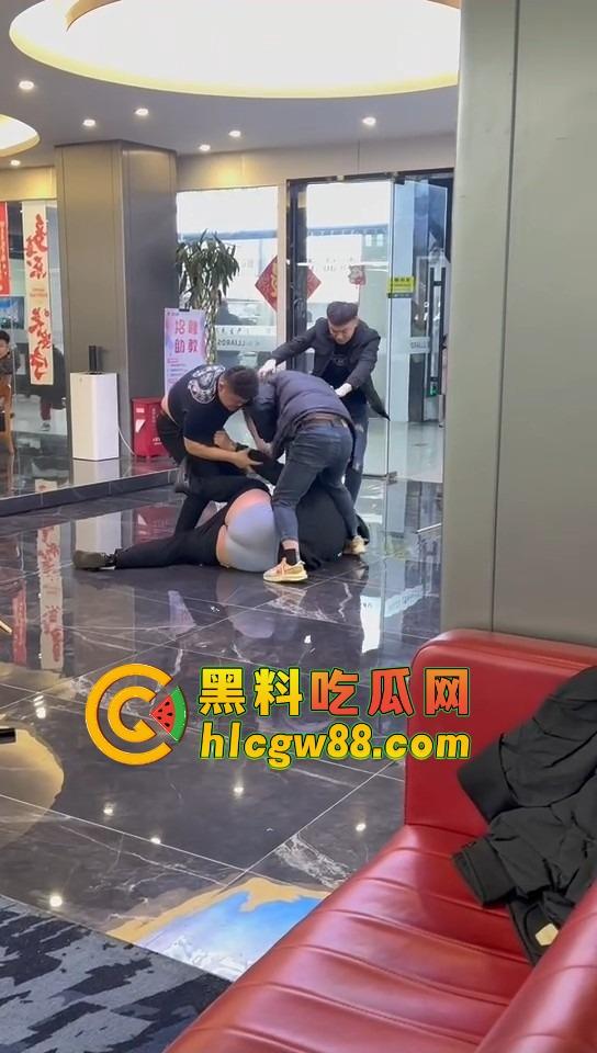 石家庄台球厅惊现羞耻格斗，3个小壮年打架上头 不光揍人 还直接扒裤子 多少有点冒昧了吧？-5