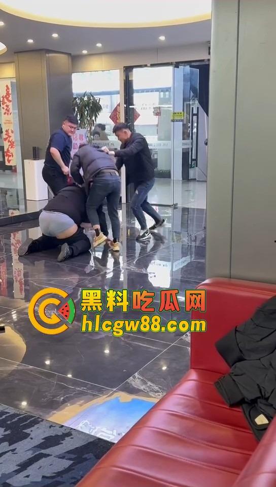 石家庄台球厅惊现羞耻格斗，3个小壮年打架上头 不光揍人 还直接扒裤子 多少有点冒昧了吧？-7