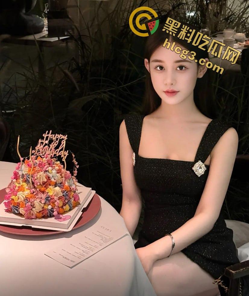 抖音巨乳安吉拉猪猪无内真空直播！西瓜般的大奶子故意漏点引爆全网-4