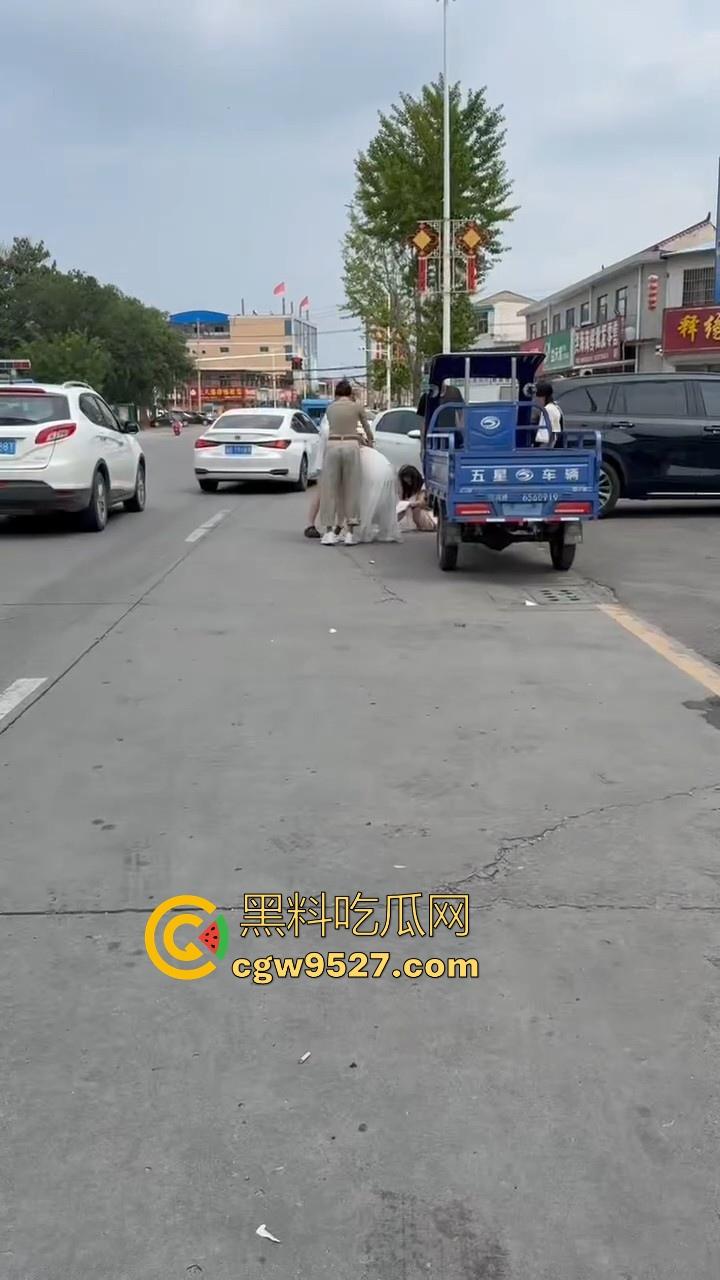 抖音热搜！唐山鸦鸿桥袁记串串香出轨事件曝光，老板娘出轨有妇之夫，被贴大字报全城派送，脸逼看得清清楚楚！-5