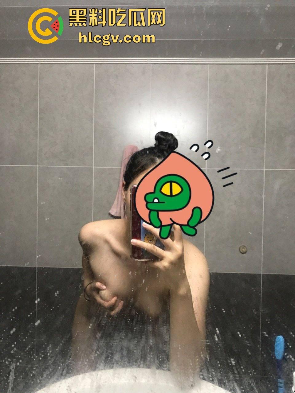 瓜友投稿韩国大一学生妹裸聊！甜美娃娃脸的她，居然洗浴间玩花花裸拍，各种姿势刁钻得让人忍不住拔枪！-5