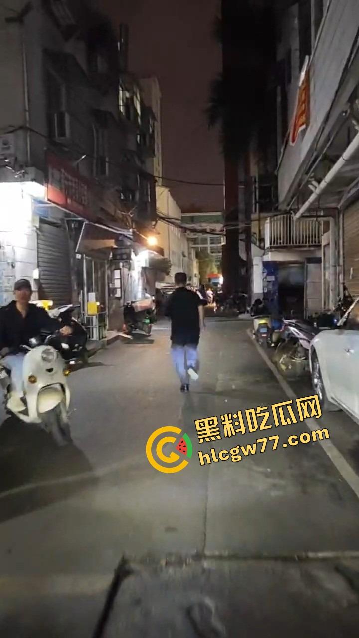 南宁渔网短裙妹站街妹卖快餐，亲爹突袭现场追女，她跑他追 她插翅难飞渔网裆都跑裂了！-6